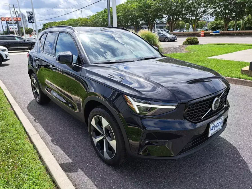 2025 Volvo XC40 Plus photo 1