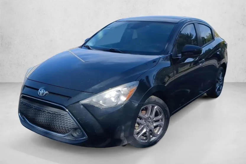 2019 Toyota Yaris LE photo 1