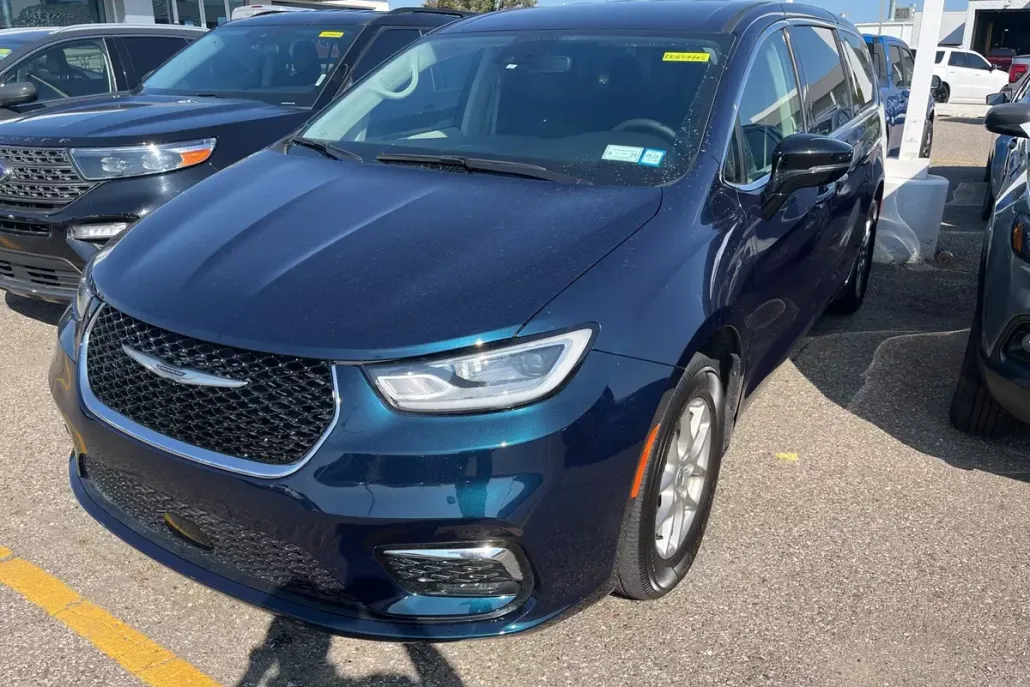 2024 Chrysler Pacifica Touring L photo 1
