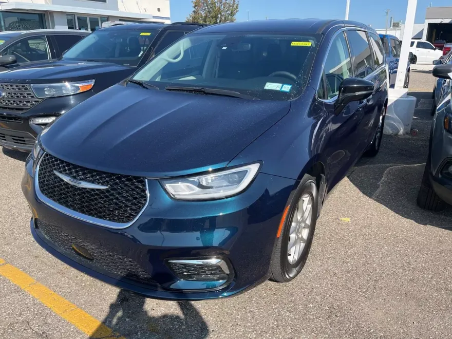 2024 Chrysler Pacifica Touring L photo 1