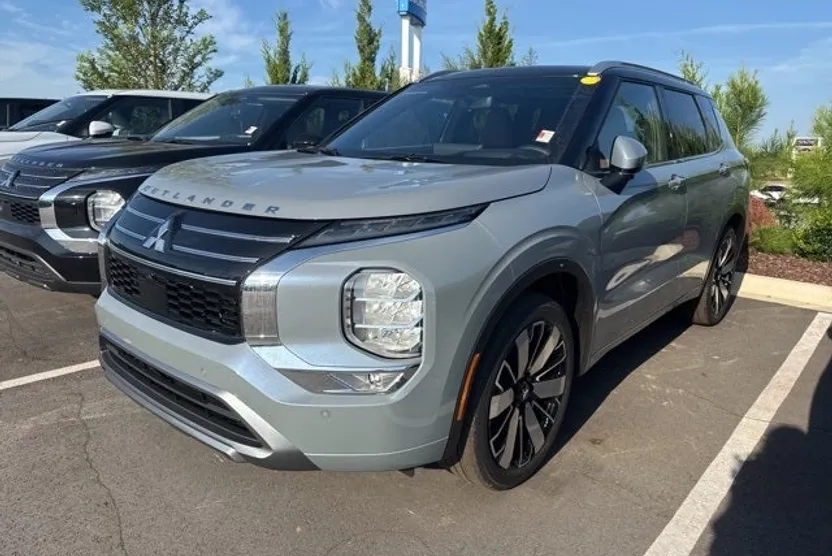 2025 Mitsubishi Outlander SEL photo 1