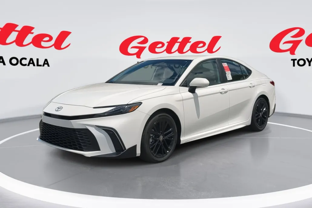 2025 Toyota Camry SE photo 1