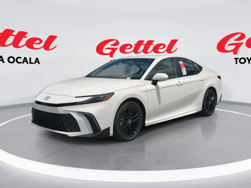 2025 Toyota Camry SE photo 1