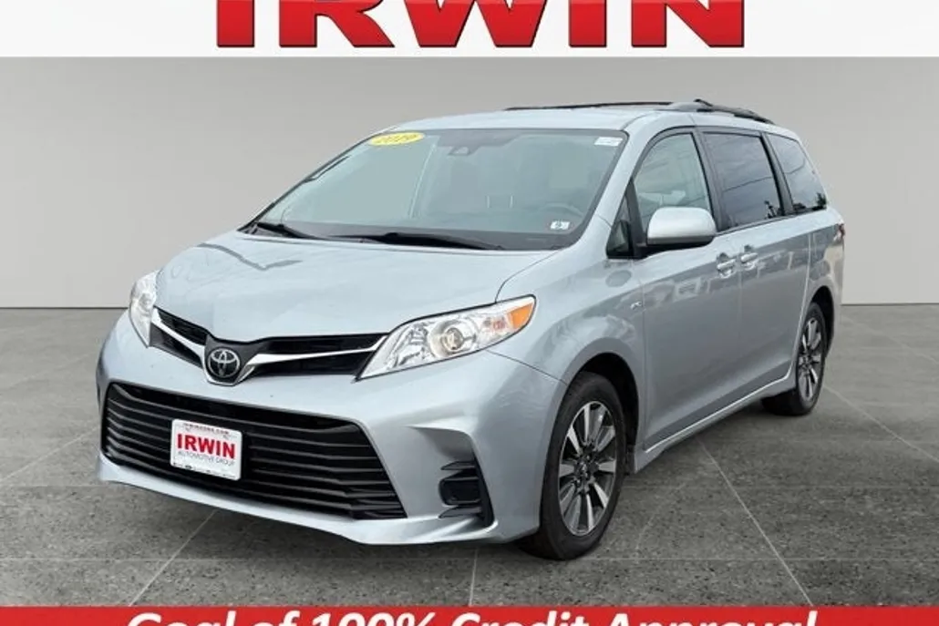 2019 Toyota Sienna LE photo 1