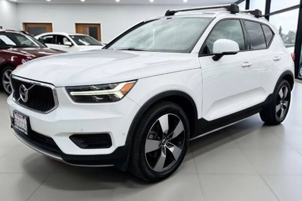 2019 Volvo XC40 T5 Momentum photo 1