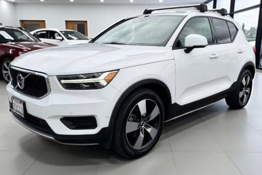 2019 Volvo XC40 T5 Momentum photo 1