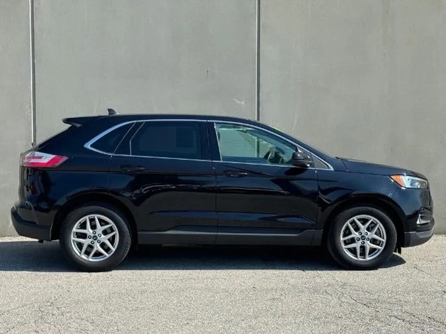 2022 Ford Edge SEL photo 1