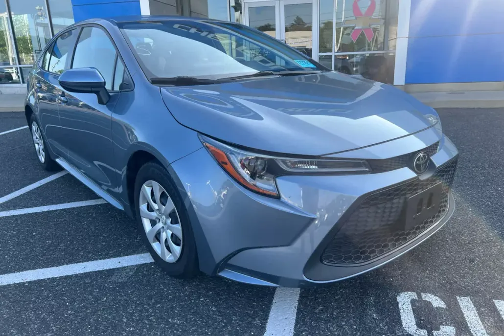 2022 Toyota Corolla LE photo 1