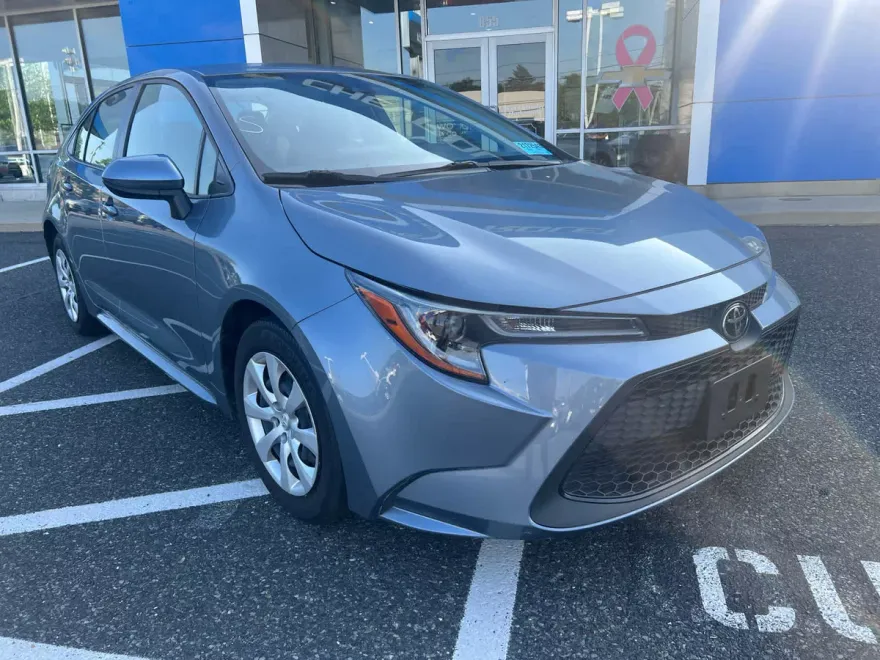2022 Toyota Corolla LE photo 1