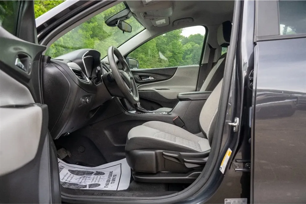 2022 Chevrolet Equinox LS photo 1