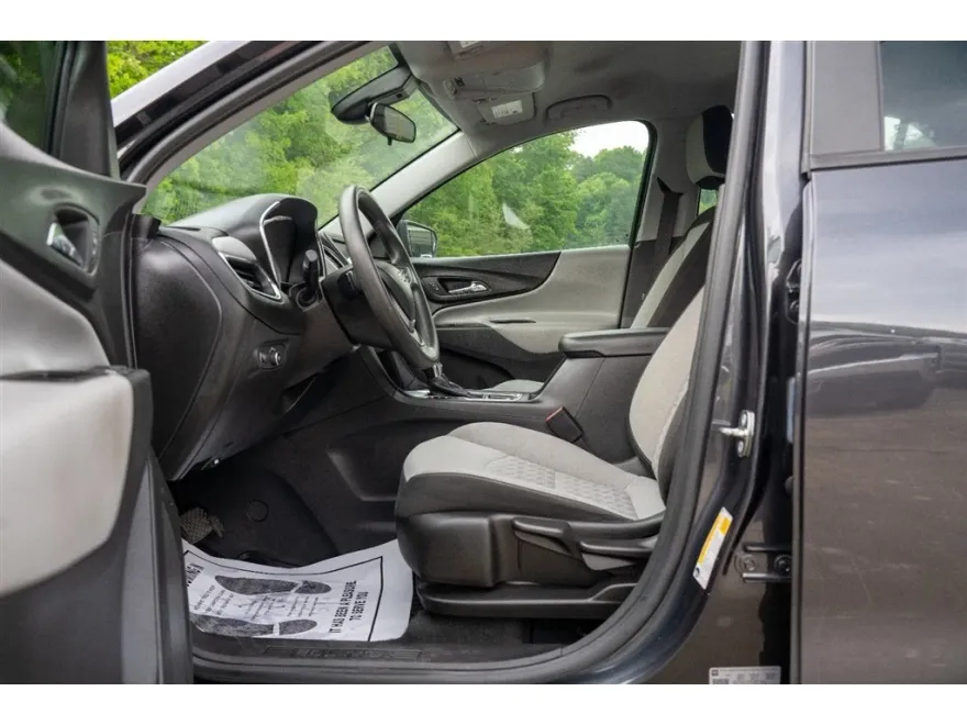 2022 Chevrolet Equinox LS photo 1
