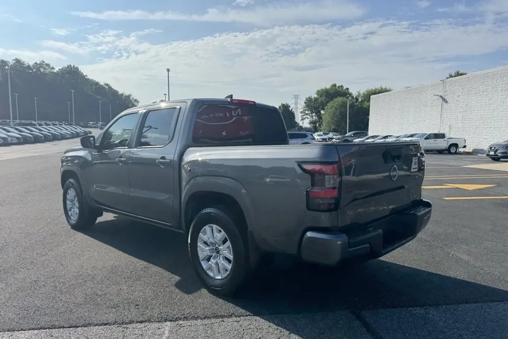 2022 Nissan Frontier SV Crew Cab photo 1