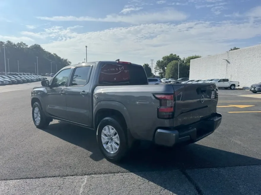 2022 Nissan Frontier SV Crew Cab photo 1