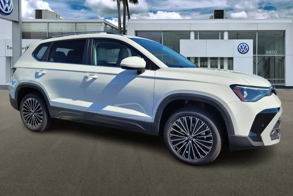 2025 Volkswagen Taos SE photo 1