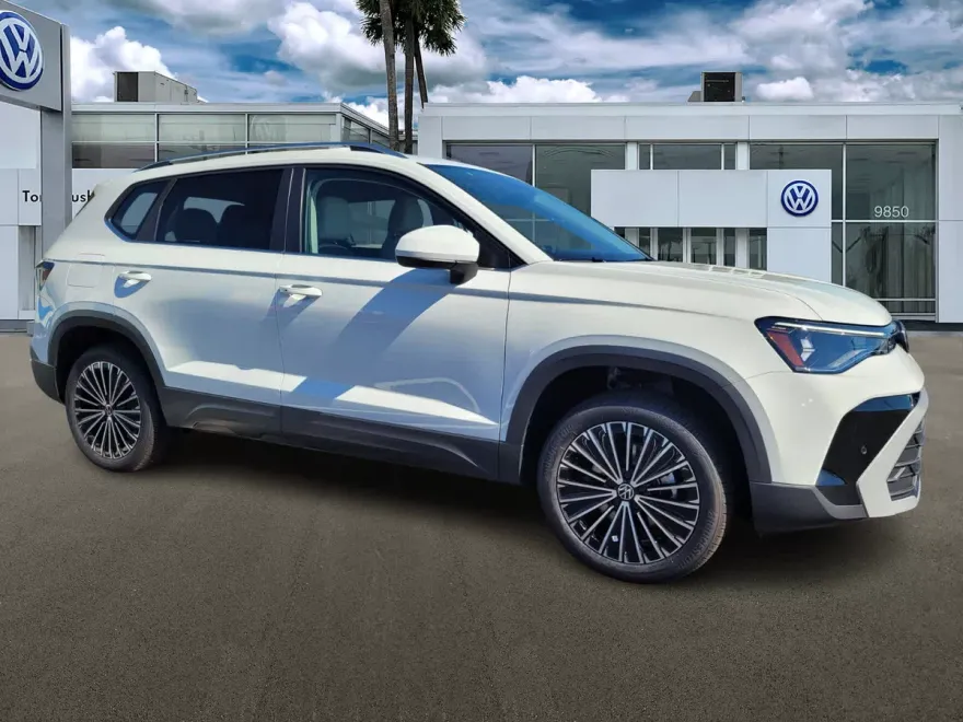 2025 Volkswagen Taos SE photo 1