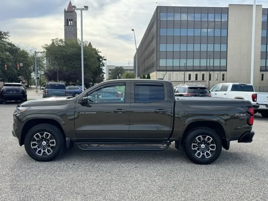 2023 Chevrolet Colorado Z71 photo 2