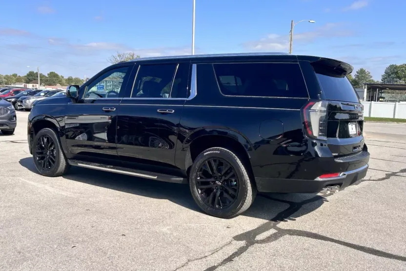 2025 Chevrolet Suburban Premier photo 1