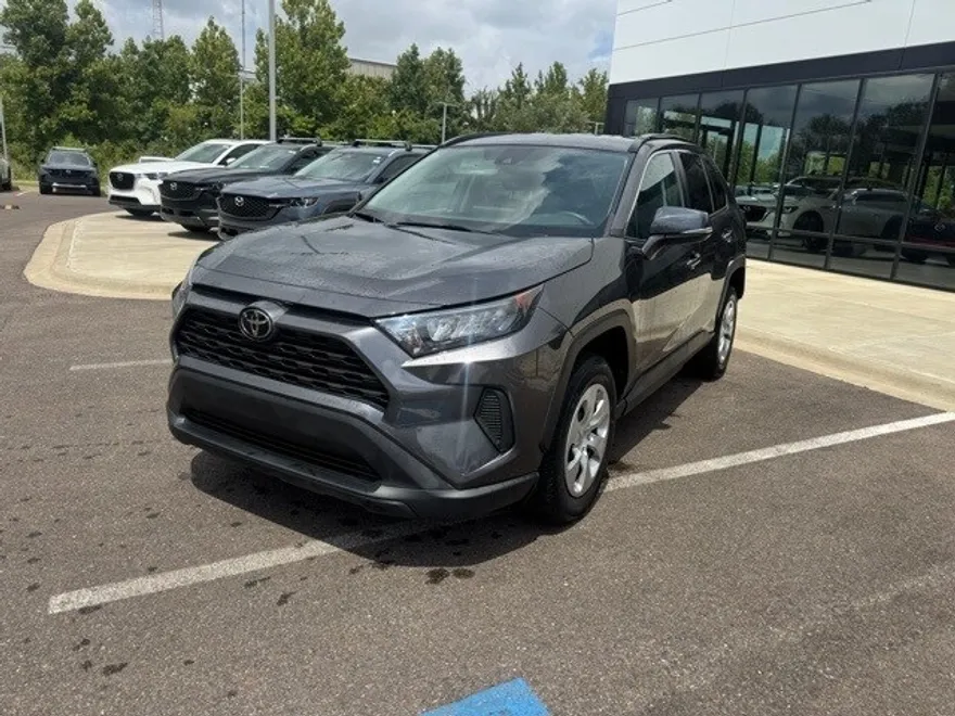 2019 Toyota RAV4 LE photo 1