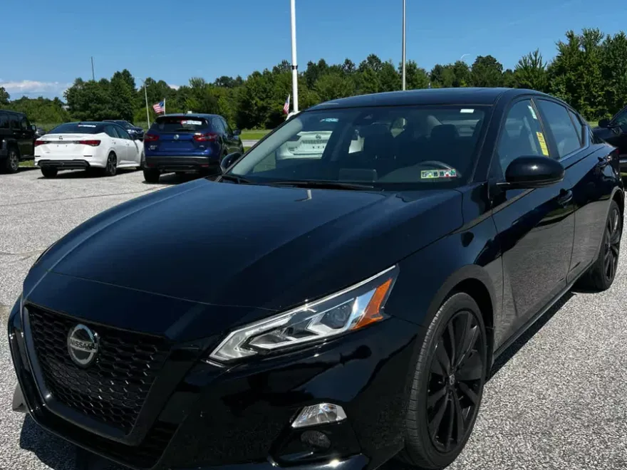 2022 Nissan Altima 2.5 SR photo 1