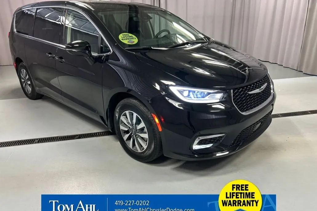 2024 Chrysler Pacifica Hybrid photo 1