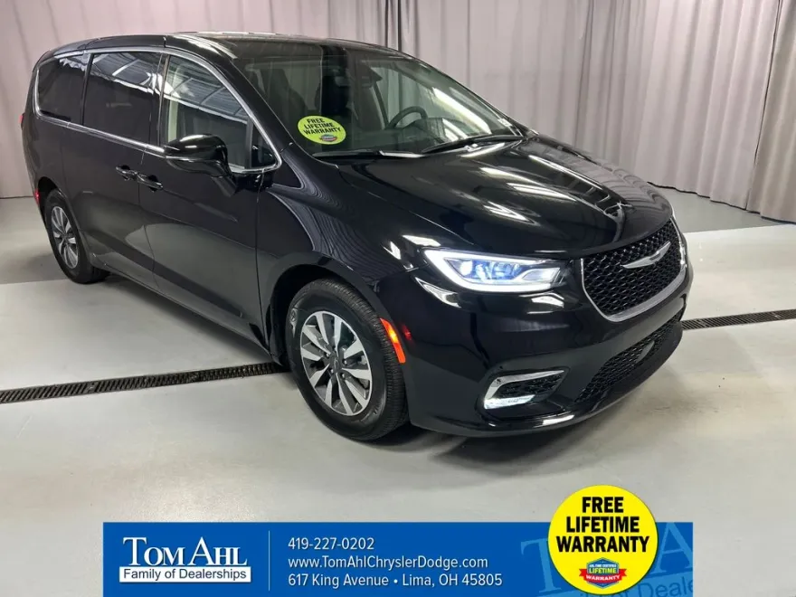 2024 Chrysler Pacifica Hybrid photo 1