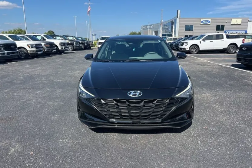 2023 Hyundai Elantra SE photo 1