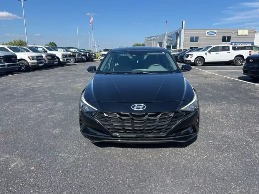 2023 Hyundai Elantra SE photo 1