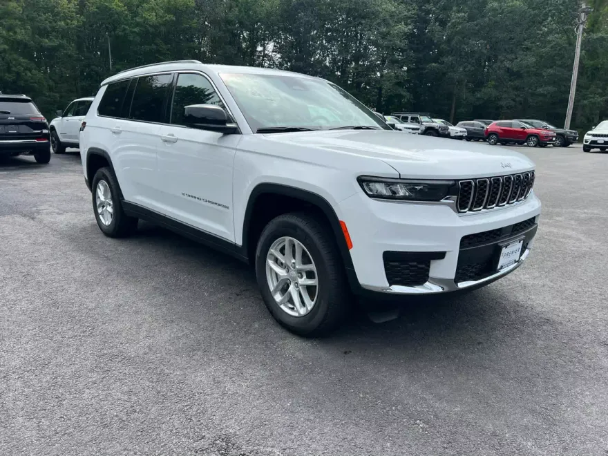 2025 Jeep Grand Cherokee Laredo photo 1