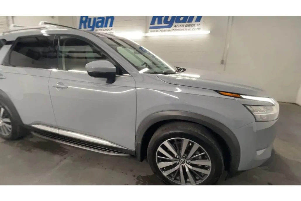 2022 Nissan Pathfinder Platinum photo 1