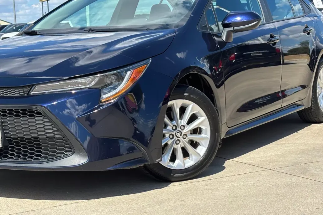 2022 Toyota Corolla LE photo 1
