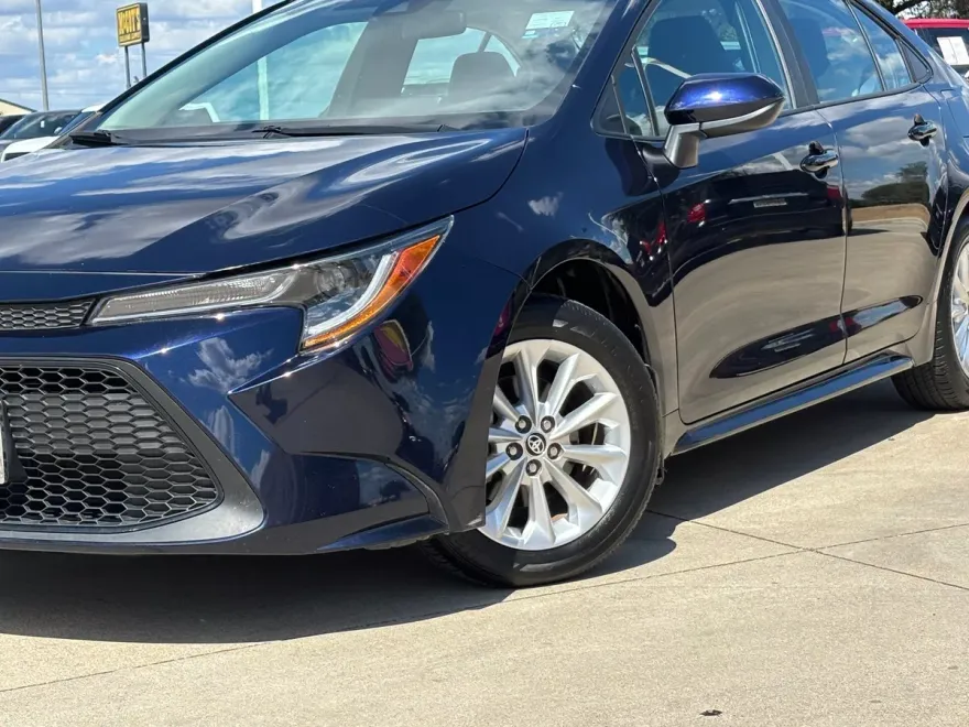 2022 Toyota Corolla LE photo 1