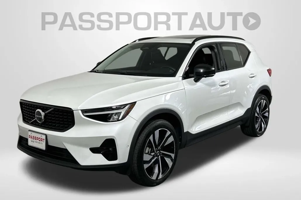 2024 Volvo XC40 Plus photo 1