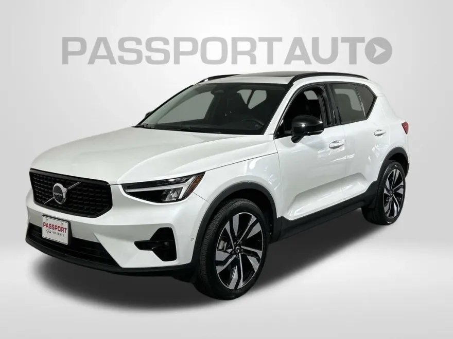 2024 Volvo XC40 Plus photo 1