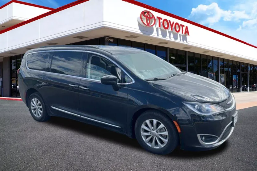2017 Chrysler Pacifica Touring L photo 1