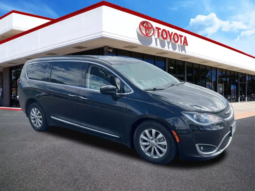2017 Chrysler Pacifica Touring L photo 1
