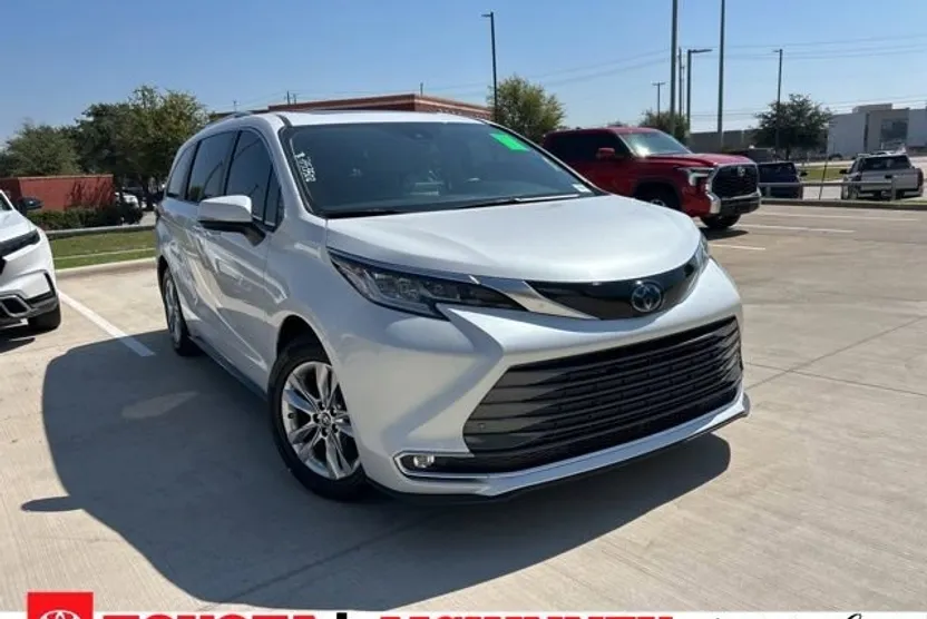 2023 Toyota Sienna Limited photo 1