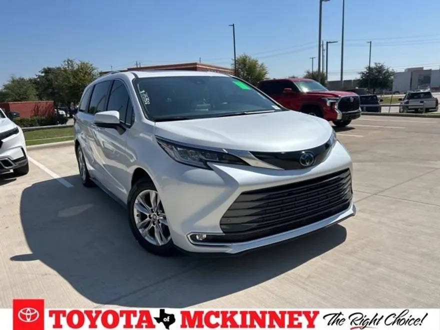 2023 Toyota Sienna Limited photo 1
