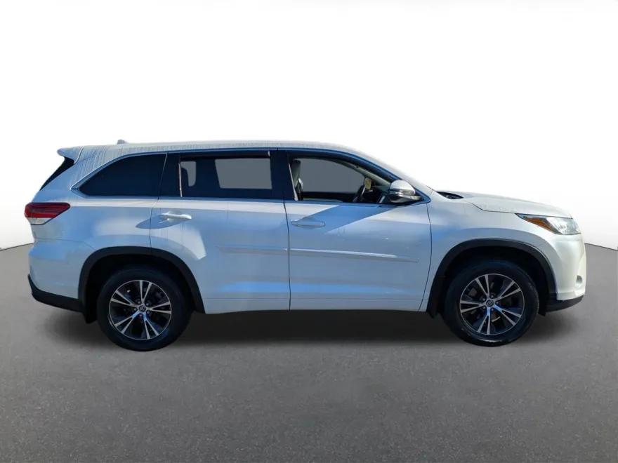 2018 Toyota Highlander LE photo 1