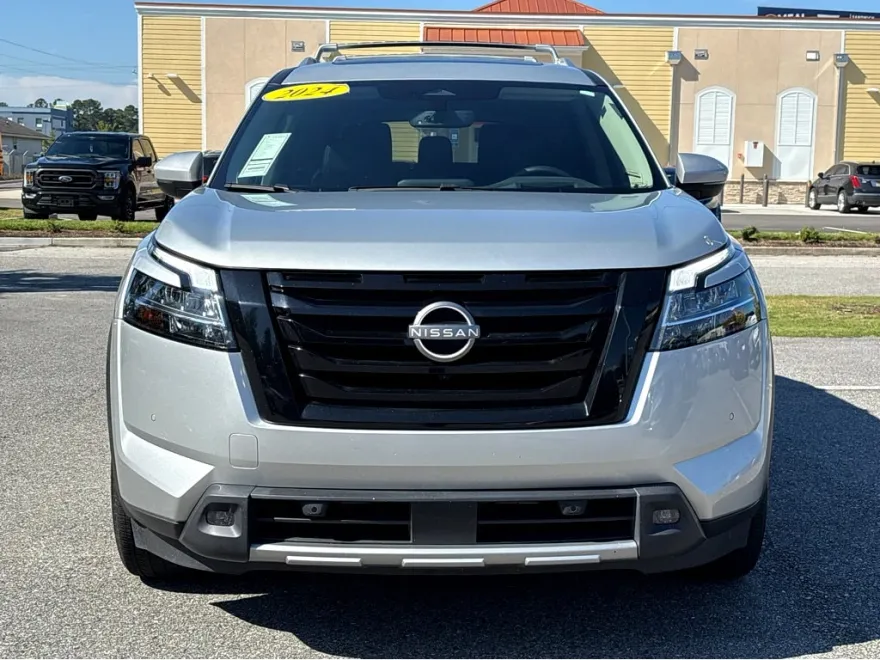 2024 Nissan Pathfinder Platinum photo 1