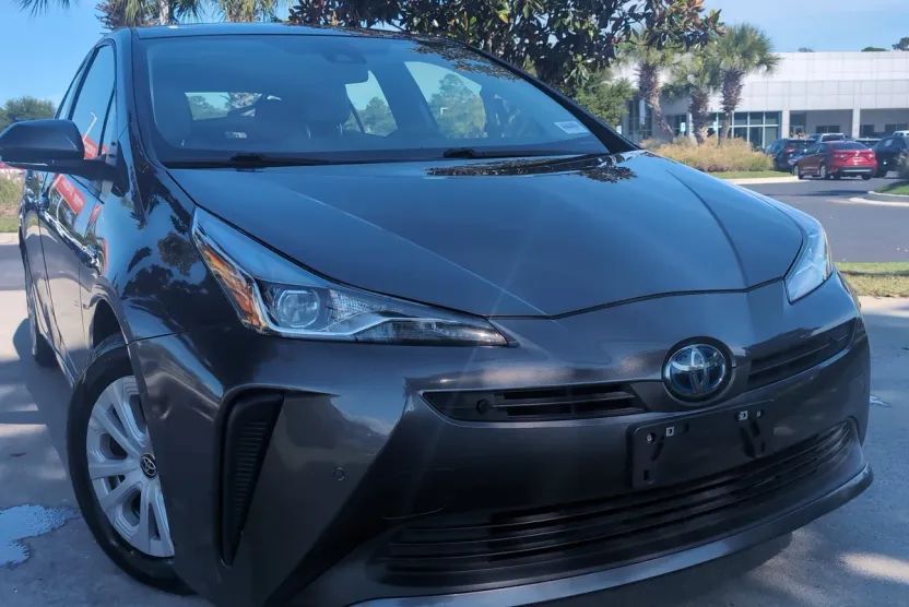 2021 Toyota Prius LE photo 1