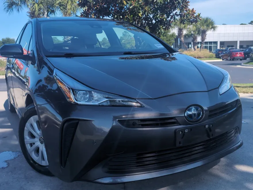 2021 Toyota Prius LE photo 1