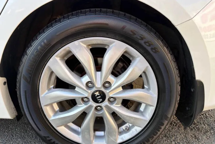 2015 Kia Optima LX photo 1