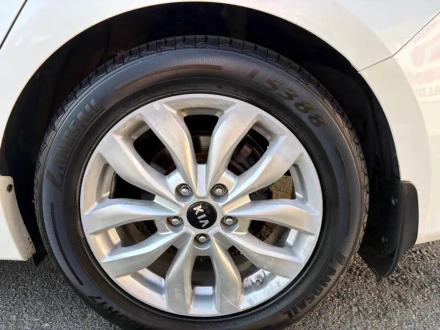 2015 Kia Optima LX photo 1