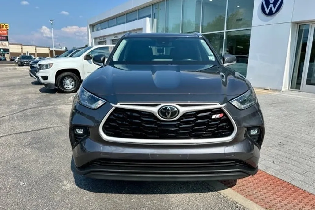 2021 Toyota Highlander XLE photo 1
