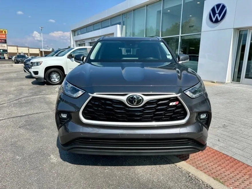 2021 Toyota Highlander XLE photo 1