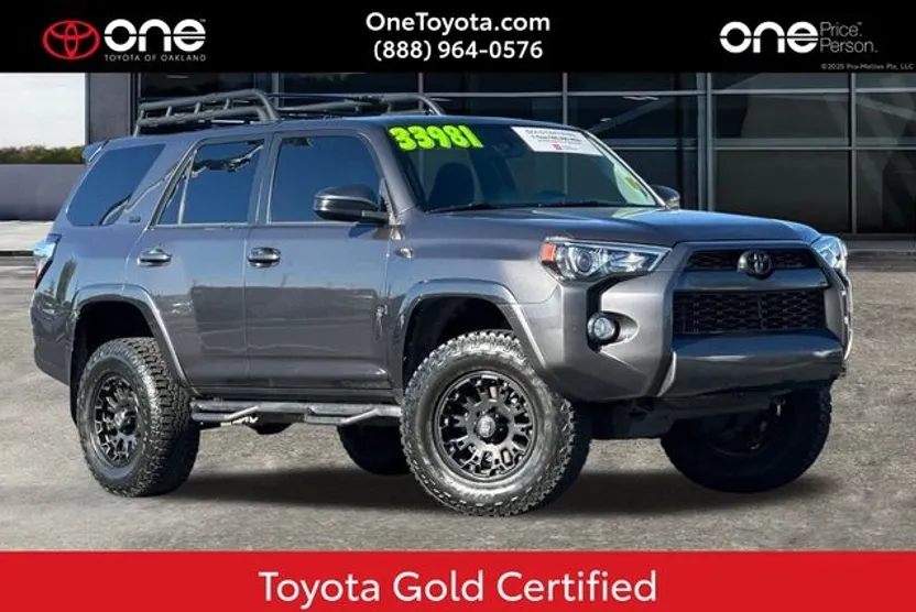 2019 Toyota 4Runner SR5 photo 1