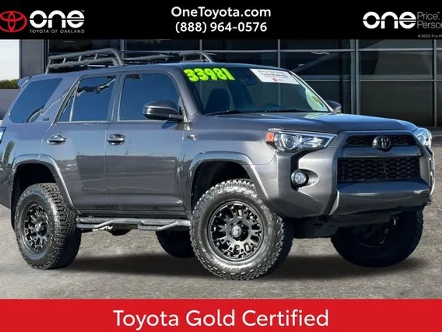 2019 Toyota 4Runner SR5 photo 1