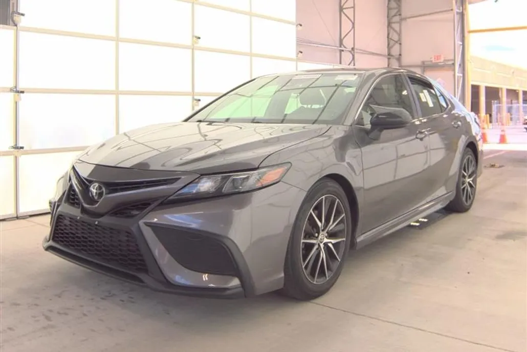 2021 Toyota Camry SE photo 1