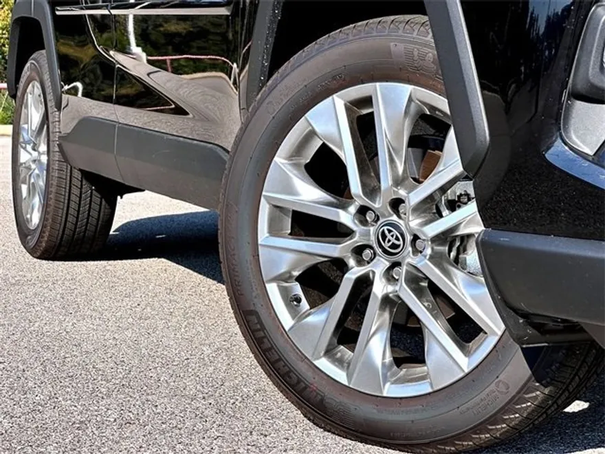 2025 Toyota RAV4 XLE Premium photo 1