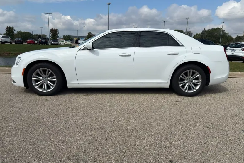 2017 Chrysler 300 Limited photo 1